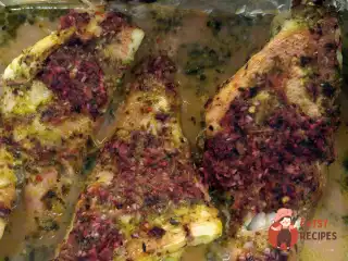 Червоний морський окунь, запечений з лимонно-базиликовим соусом.