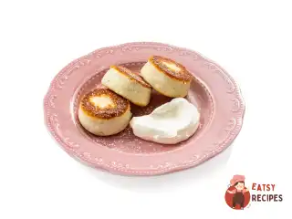 Пишні сирники на сковороді