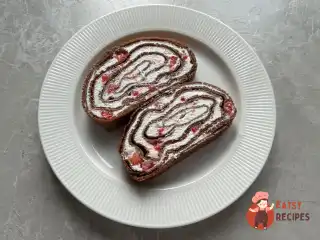 Блинний рулет із полуницею