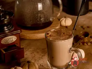 Гарячий кавовий напій з корицею