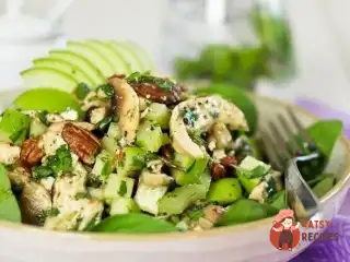 Салат з куркою, зеленим яблуком та фетою