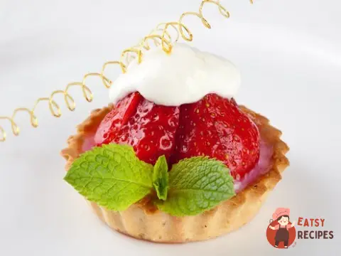 Кошички з сиром та полуницею