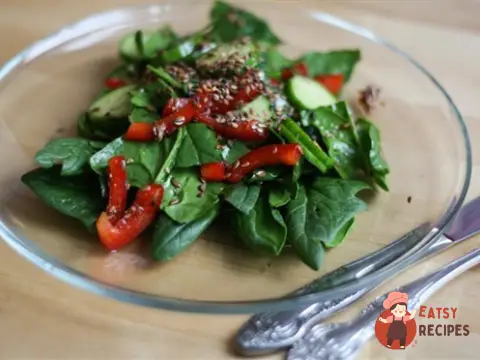 Салат зі шпинатом та овочами