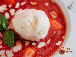 Полуничний суп з ванільним морозивом та пелюстками мигдалю.