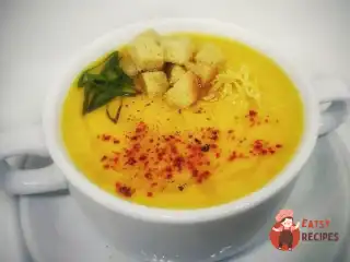 Гарбузовий суп, що зігріває, з імбиром, цедрою лимона і червоним перцем.