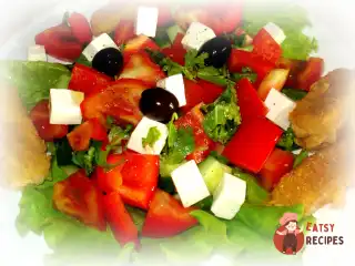 Грецький салат із смаженим сиром