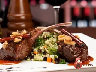 Барани відбивні з кускусом каррі, йогуртом та цукіні