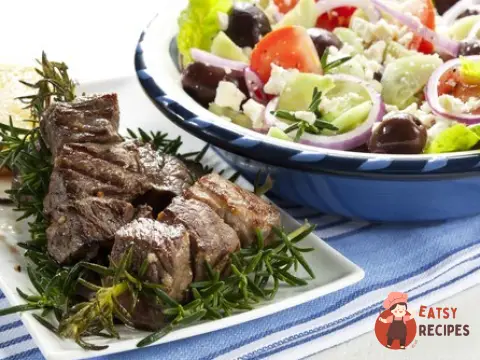 Маринована в медово-цибулевому маслі баранина на шпажках з розмарину