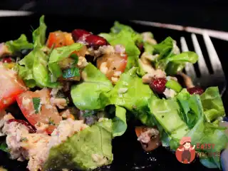 Салат з консервованою горбушею та квасолею