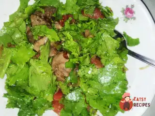 Теплий салат із печінкою та карамелізованою цибулею