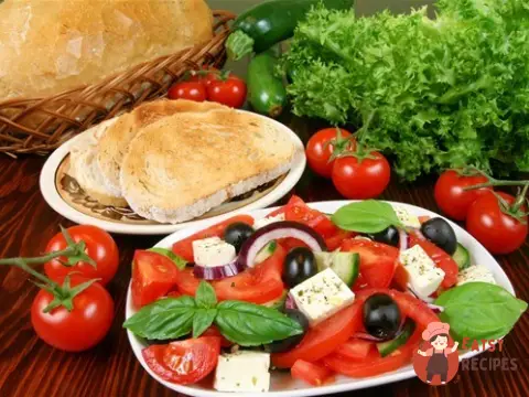 Салат з томатами та фетою