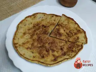 Сирна лепешка з тунцем і зеленню