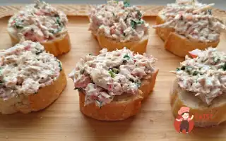 Бутерброди з тунцем, кінзою та помідором