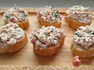 Бутерброди з тунцем, кінзою та помідором