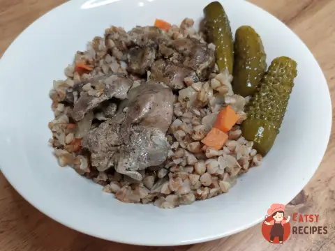 Гречка з курячою печінкою та овочами