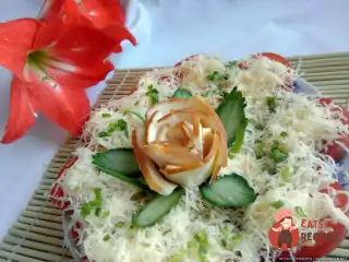 Закуска з сиру, помідорів та цибулі