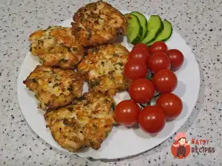 Соковиті рубані курячі котлети з твердим сиром та зеленню