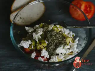 Салат з помідорів з песто