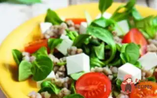 Салат З Пророщеною Зеленою Гречкою, Томатами Та Сиром Фета
