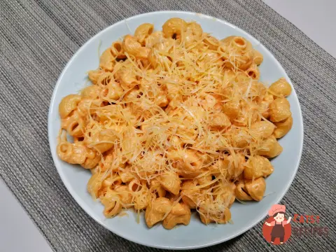 Макарони мецці-гоміті з сиром та томатним соусом