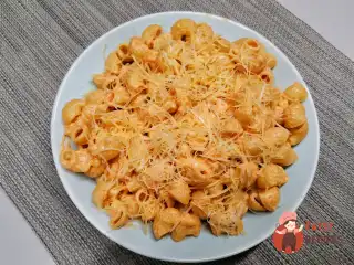 Макарони мецці-гоміті з сиром та томатним соусом