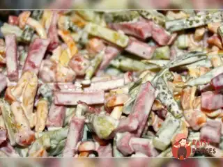Салат з яловичини з корнішонами, каперсами та петрушкою