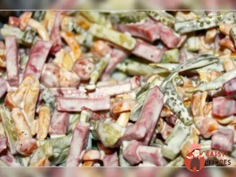 Салат з яловичини з корнішонами, каперсами та петрушкою