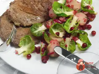 Печінка з шавлією, журавлиною та брюссельською капустою