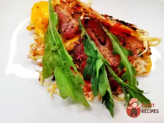 Сирний коржик з яйцем і беконом