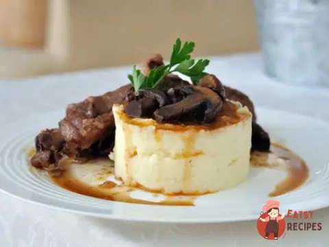 Картопляне пюре з блакитним сиром та соусом із грибів із карамелізованою цибулею