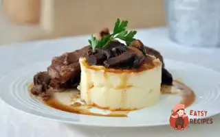Картопляне Пюре З Блакитним Сиром Та Соусом Із Грибів Із Карамелізованою Цибулею