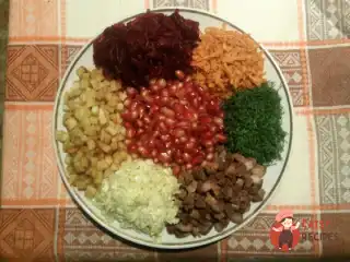 Салат "Калейдоскоп" з м'ясом та зернами гранату