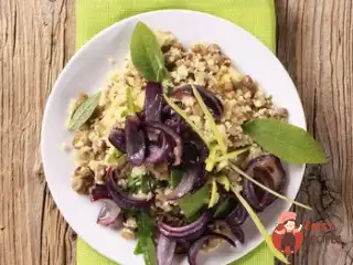 Салат з кускусом, насінням соняшника та кунжутом.