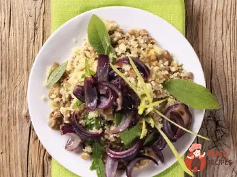Салат з кускусом, насінням соняшника та кунжутом.