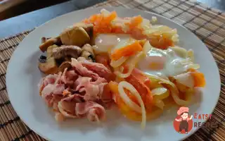 Яєчня З Беконом, Цибулею, Помідором Та Грибами