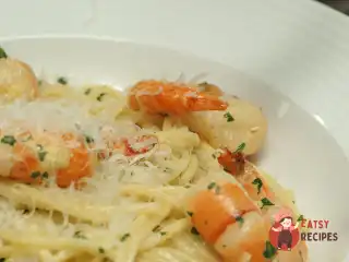 Паста з креветками у вершково-часниковому соусі