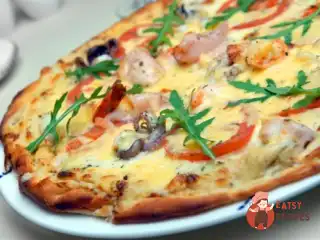 Піца з рибою, крабами та соусом з морської капустою