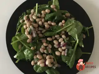 Салат з квасолею та шпинатом