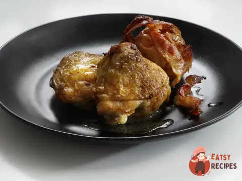 Запечена курка з яблуками в бекон