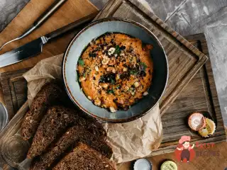 Паштет із запеченого болгарського перцю з маслом каррі та волоськими горіхами