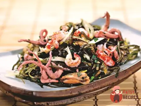 Салат з морепродуктами та морською капустою.