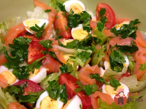 Салат з перепелиними яйцями, сьомгою та томатами чері