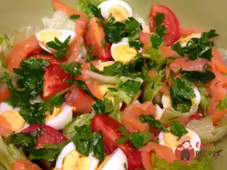 Салат з перепелиними яйцями, сьомгою та томатами чері
