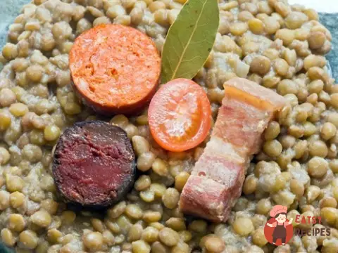 Сочевиця з беконом та ковбасками