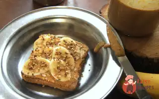 Тост З Арахісовим Маслом, Бананом Та Кунжутом