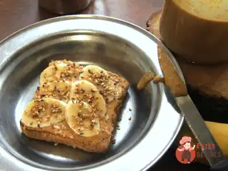 Тост з арахісовим маслом, бананом та кунжутом