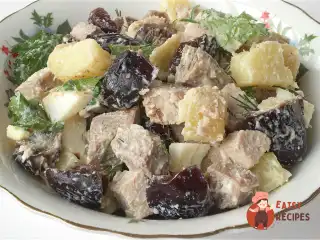 Салат з м'ясом та чорносливом
