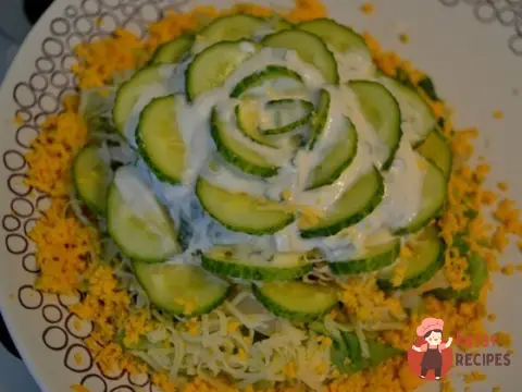 Листковий салат з кальмарами, грибами та сирною заправкою