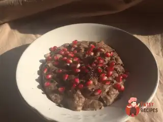 Льняна каша з гранатом та шоколадною крихтою