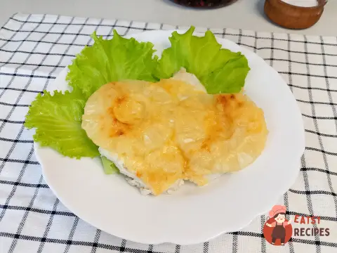 Курча з ананасами в духовці